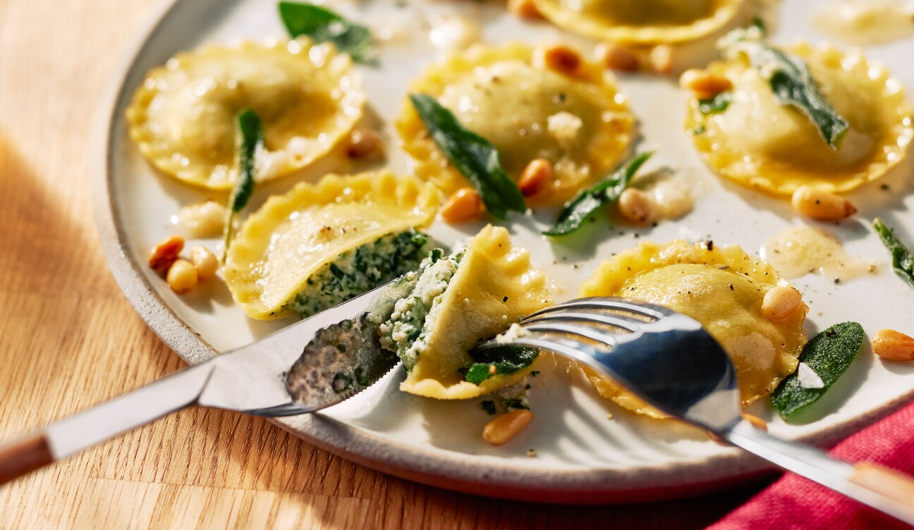 Raviolis aux épinards et à la ricotta PC biologique dans une assiette.