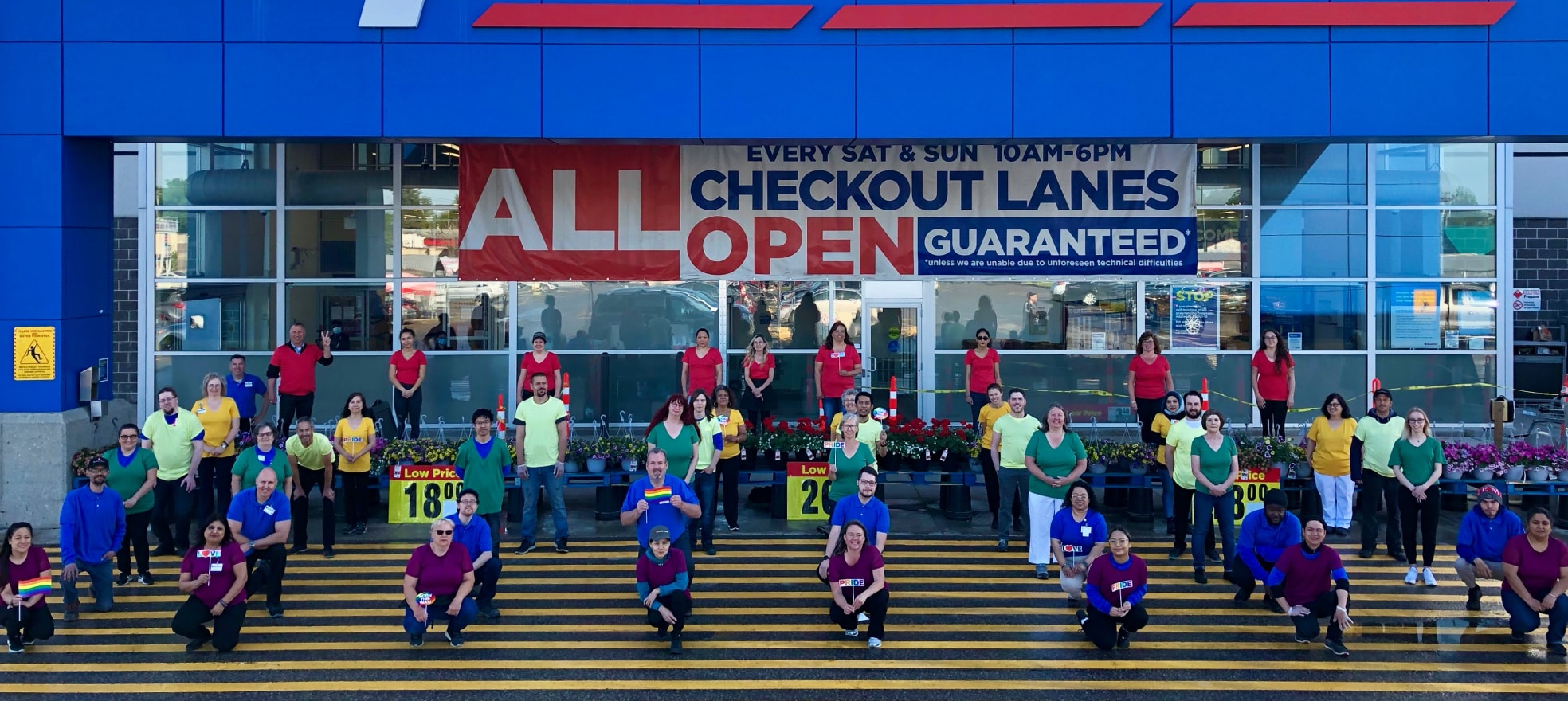 Les employés de l'Atlantic Superstore vêtus de couleurs arc-en-ciel pour le mois de la fierté