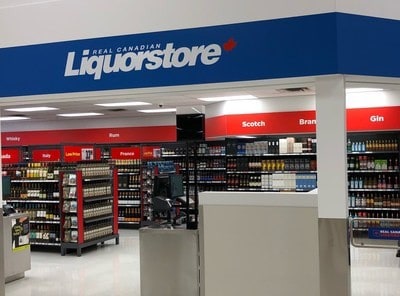 Intérieur d’un magasin Real Canadian Liquor Store