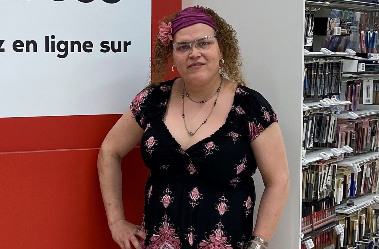 Femme trans dans une épicerie