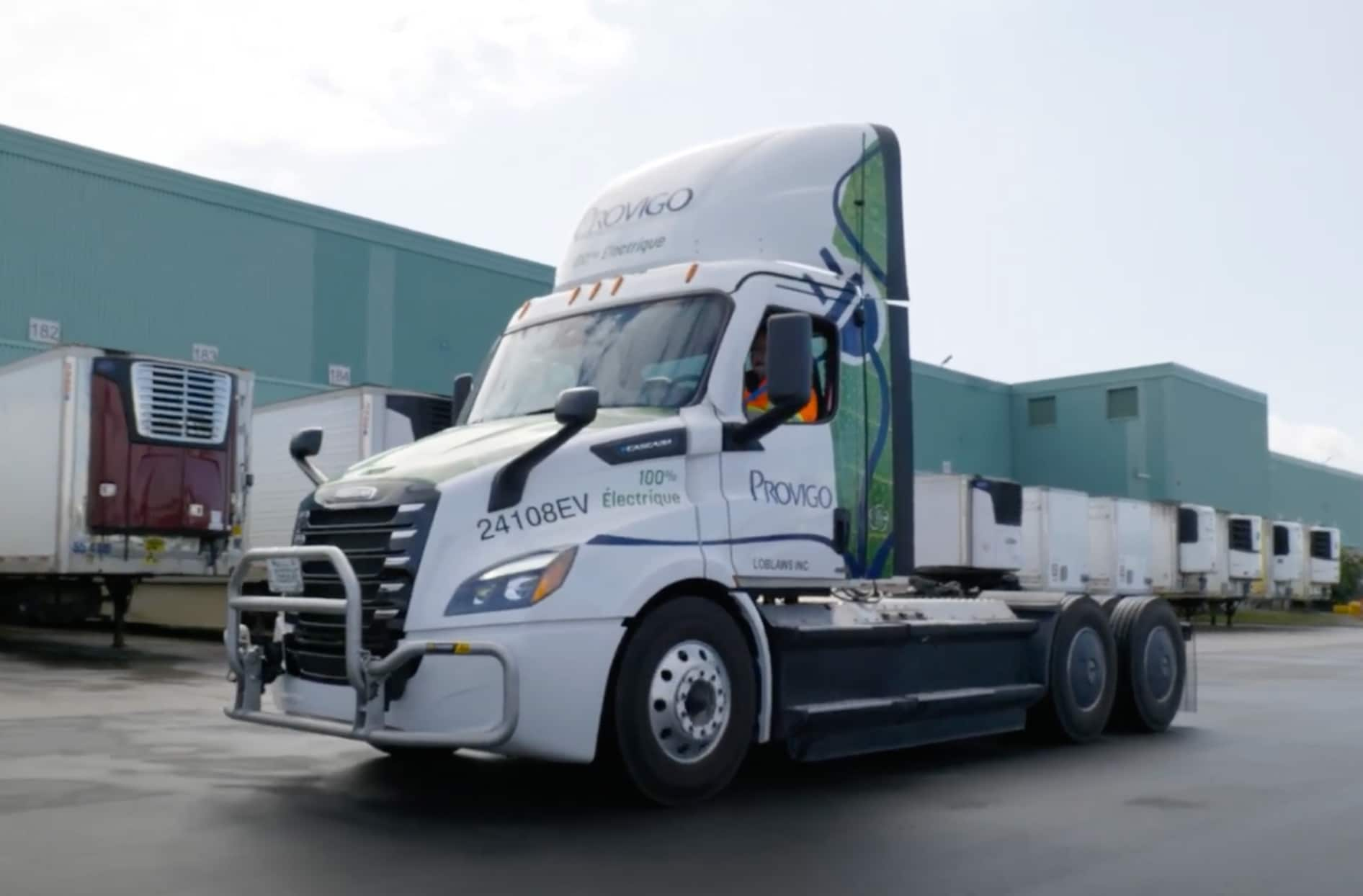 Une photo aérienne de l’un des camions électriques de Loblaw, avec le logo Provigo sur le côté. 