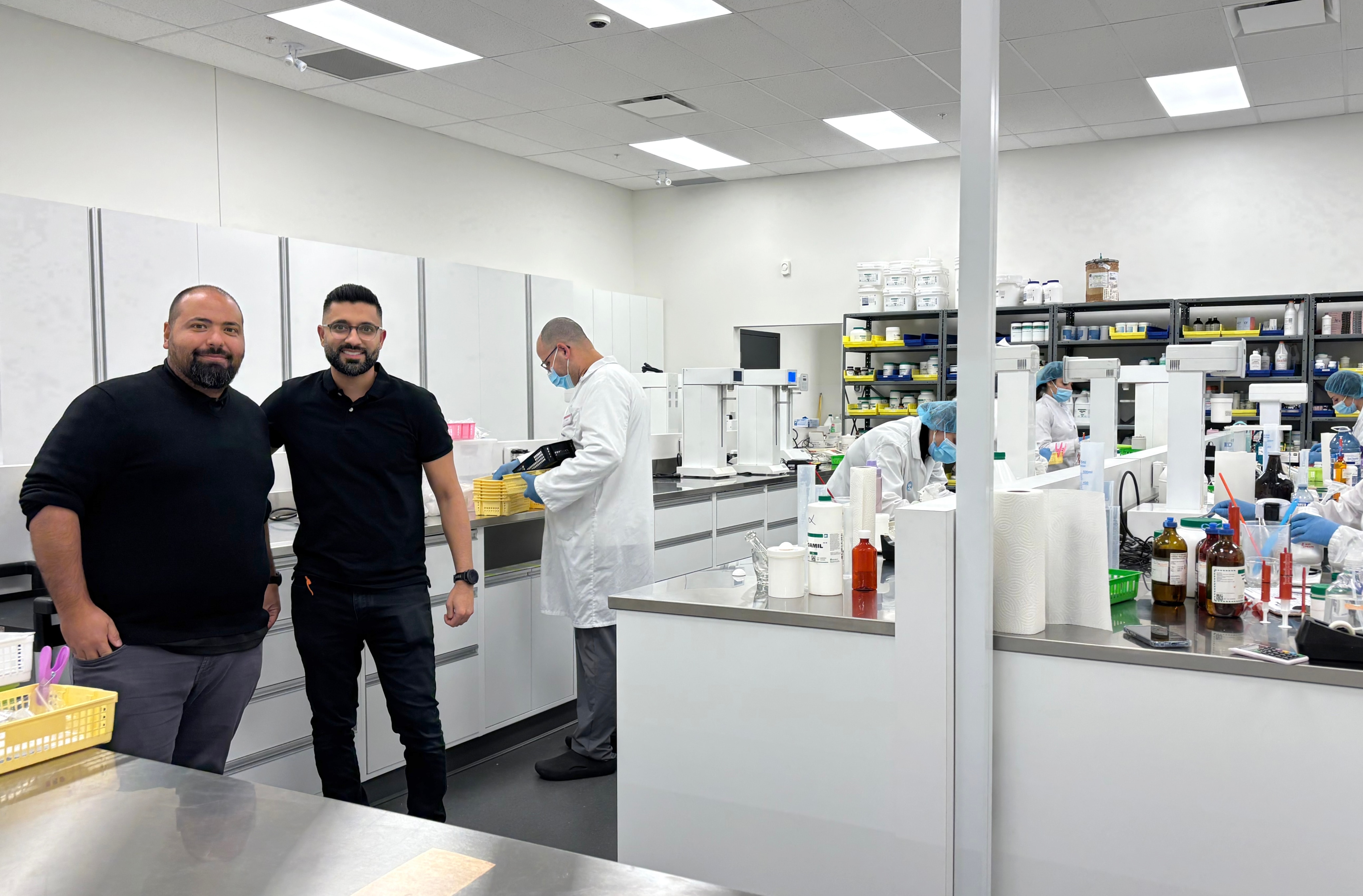 Une photo de deux pharmaciens propriétaires dans un laboratoire.