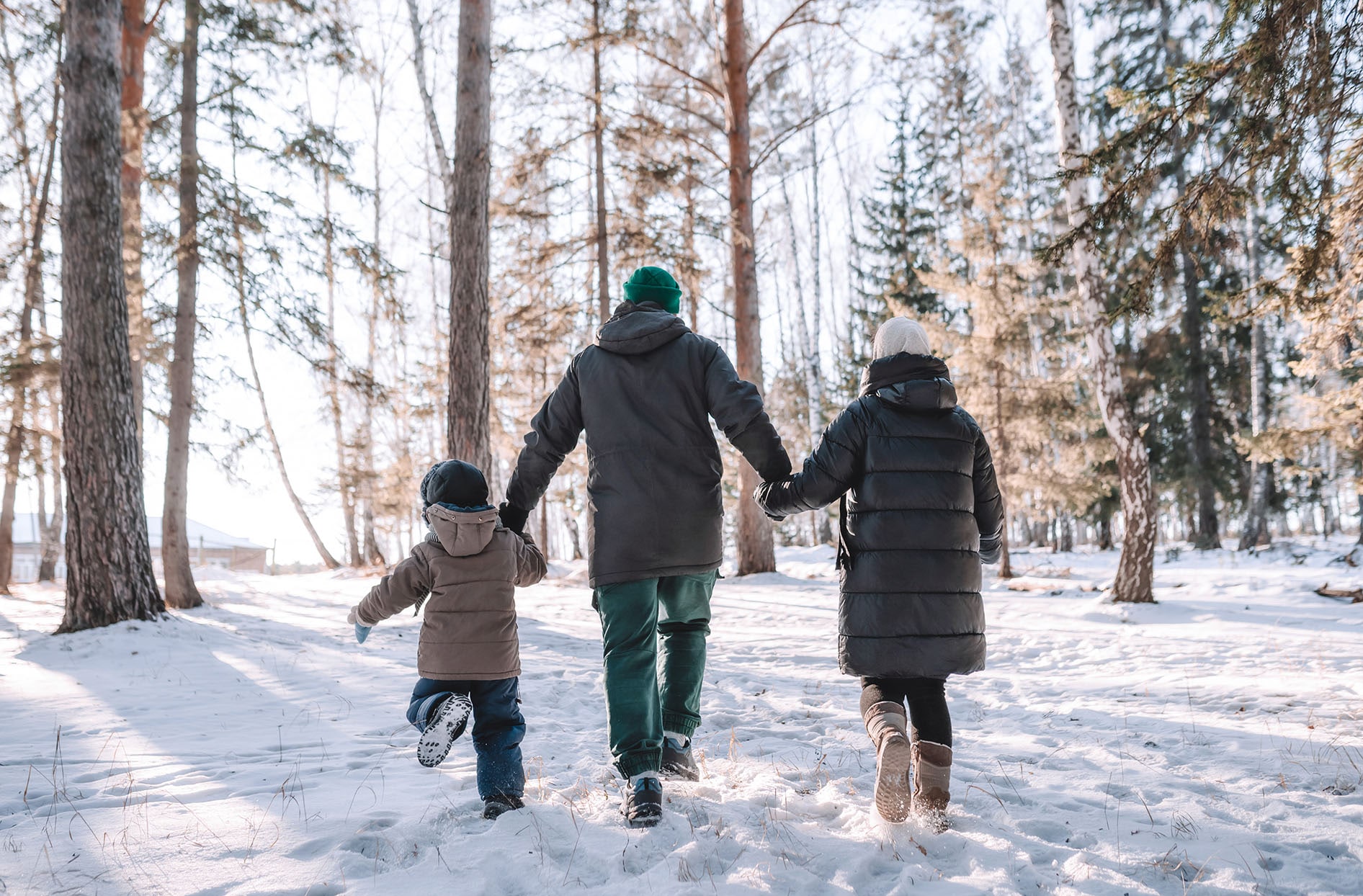 Une photo d'une famille marchant dans la neige