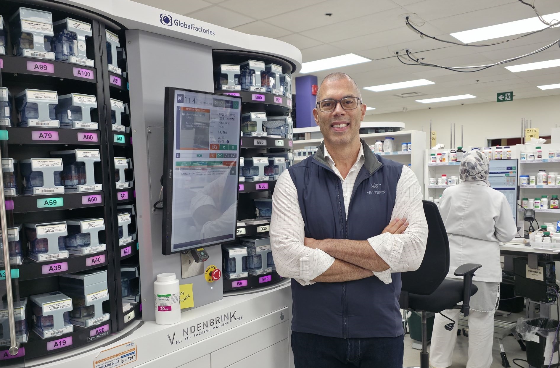 Une photo de Fabian debout à l’intérieur d’une pharmacie Shoppers Drug Mart. 