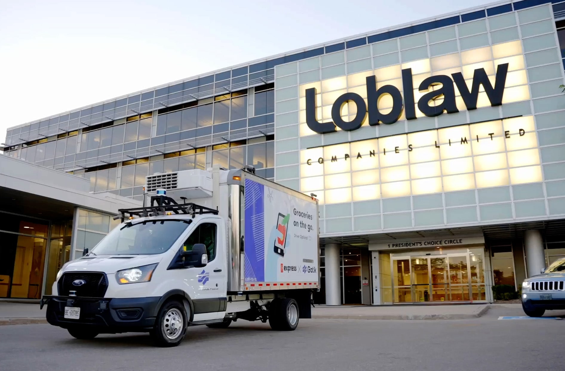 Véhicule autonome de Gatik devant le siège social de Loblaw 