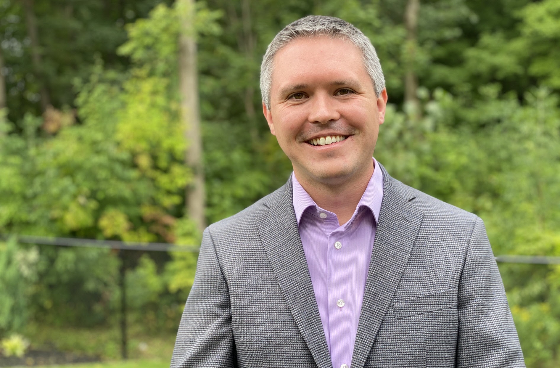 Un portrait de John Rankin souriant à la caméra