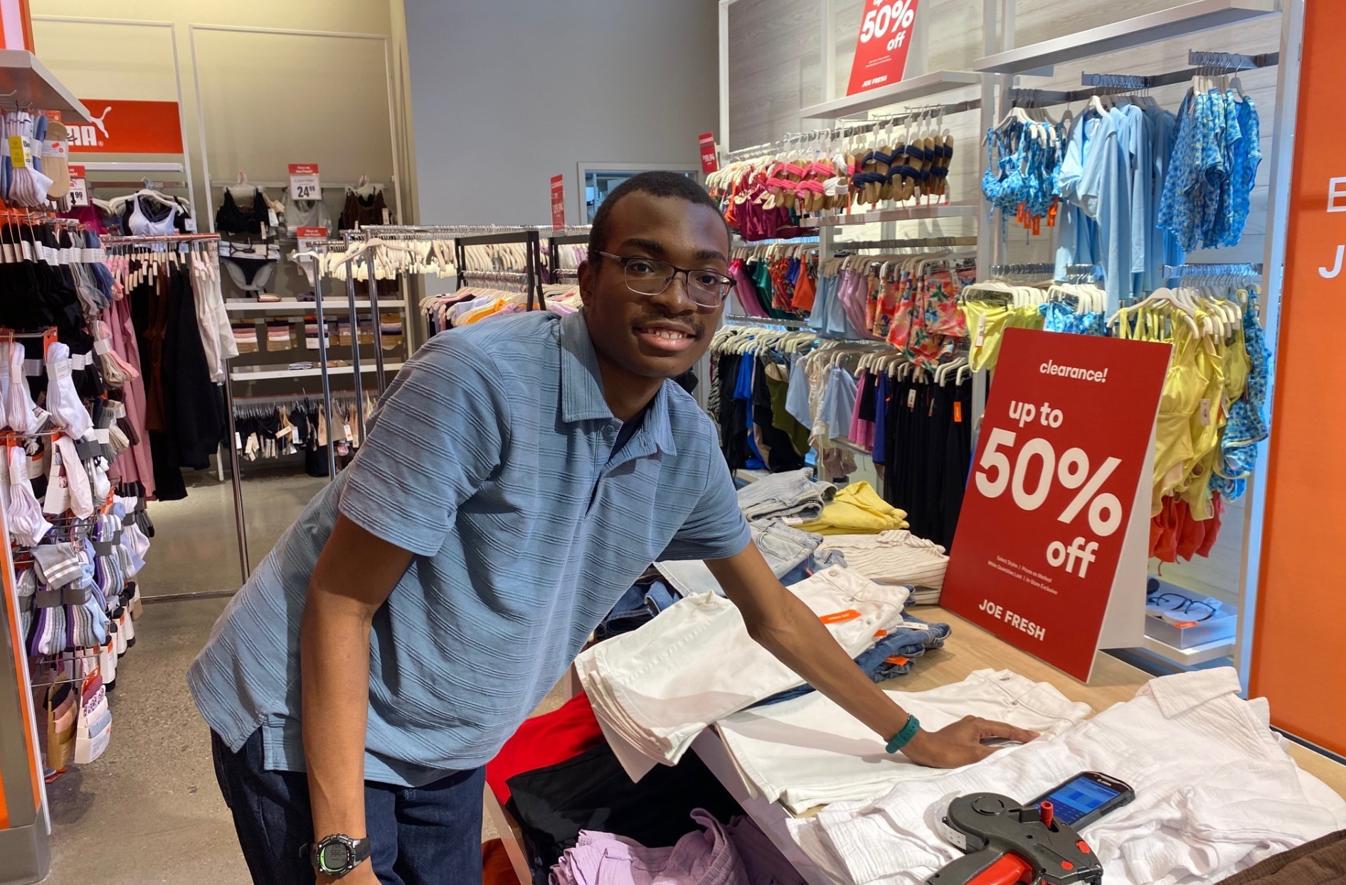 Photo de Jordan à l’intérieur du magasin Joe Fresh où il travaille. 