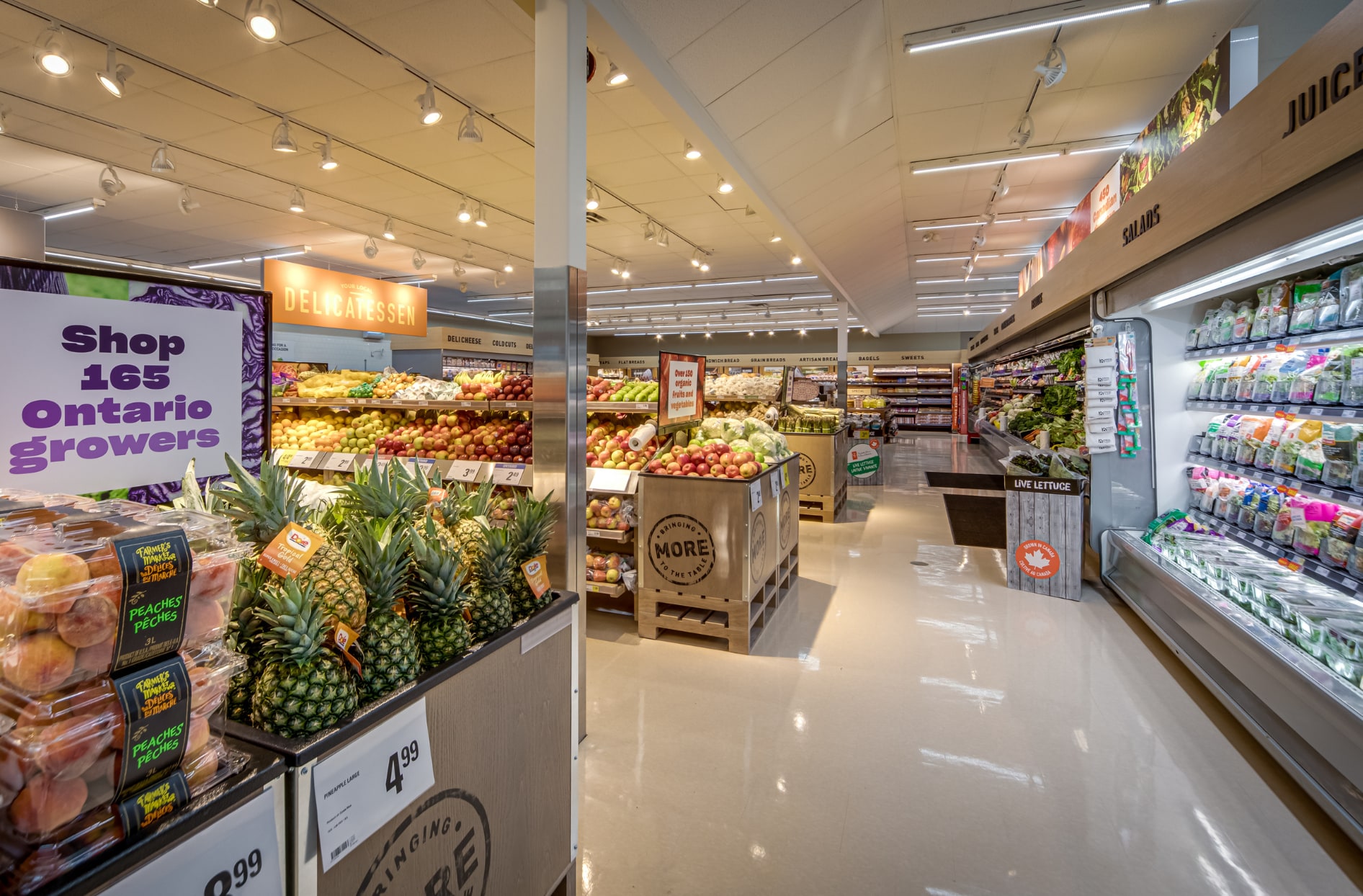 Une photo de l’intérieur de l’un des magasins Loblaw qui montre les lumières à DEL et la réfrigération. 