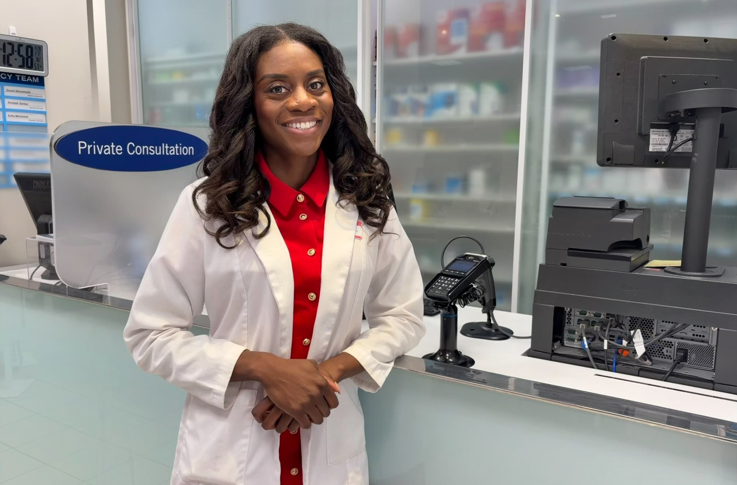 Une photo de Nneka debout à l’intérieur de sa pharmacie Shoppers Drug Mart. 