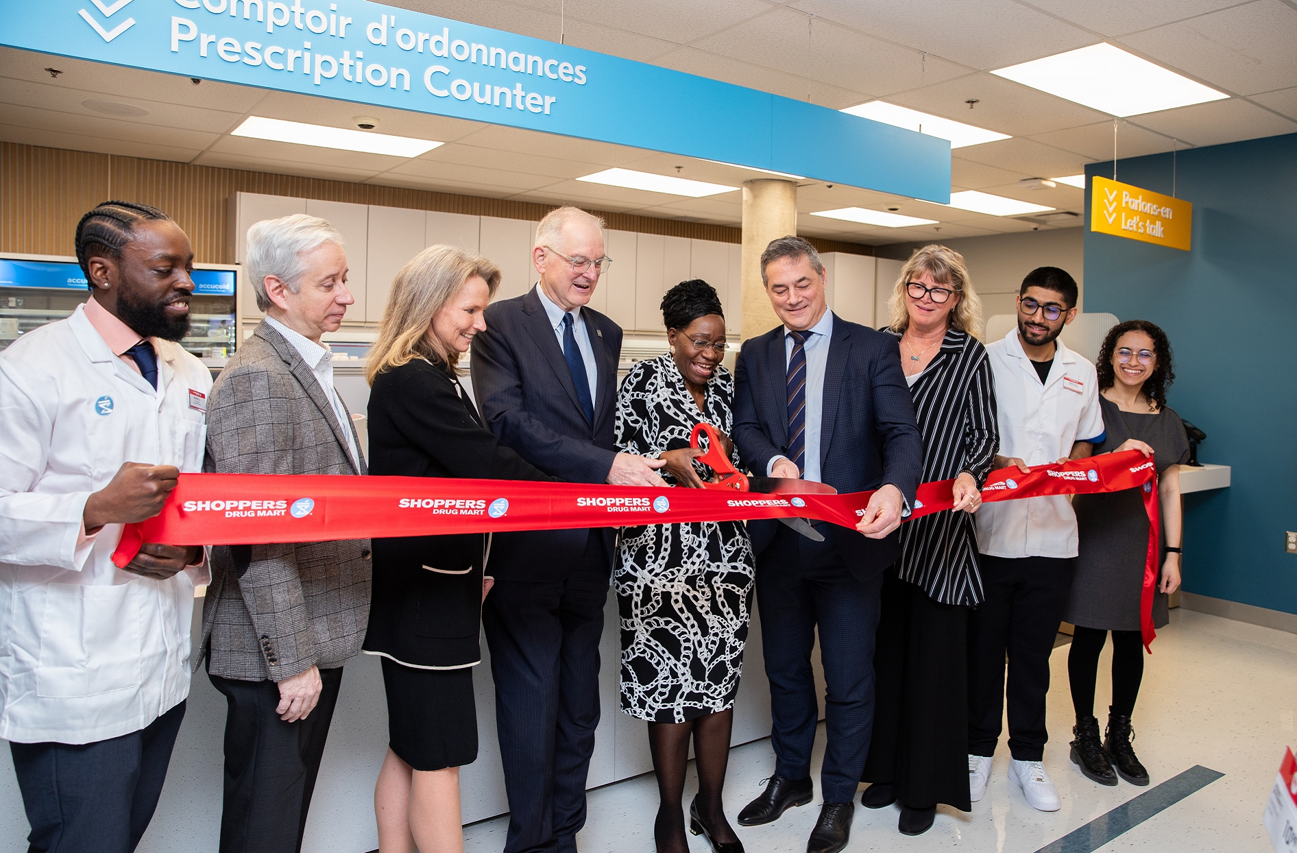  A photo of Jeff Leger cutting the red ribbon inside the University of Ottawa care clinic. 