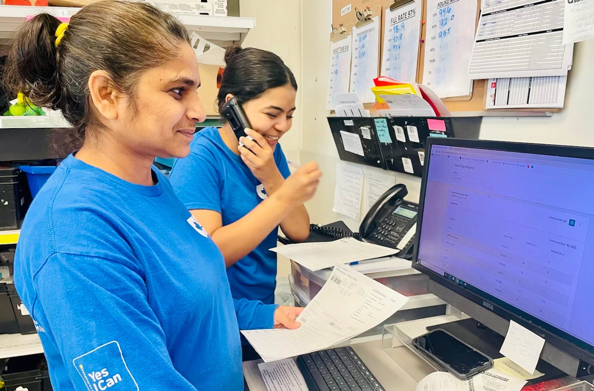 Une photo de deux collègues d’un Real Canadian Superstore qui gèrent les commandes sur l’ordinateur à l’intérieur de leur magasin. 