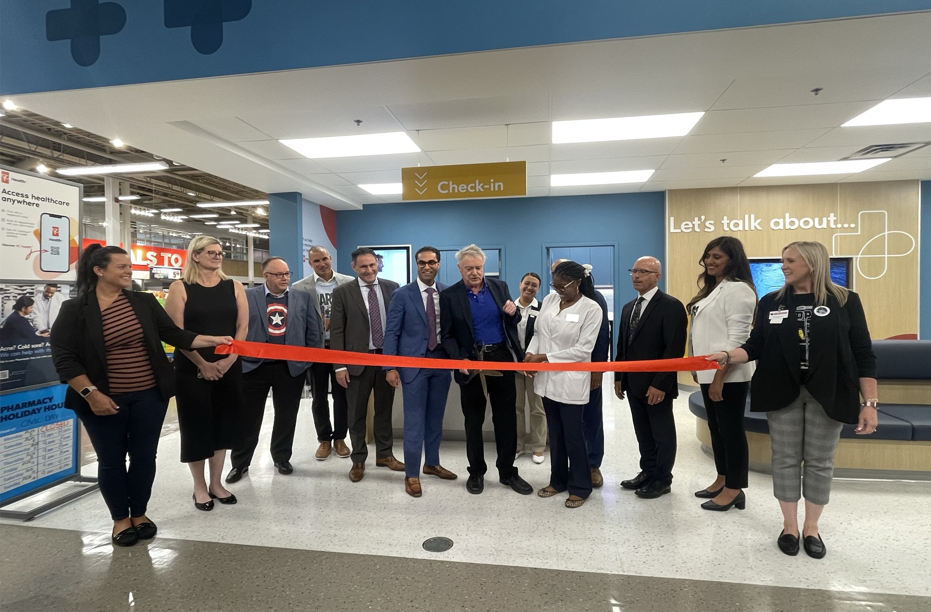 Une photo de l'inauguration d'un nouvel espace de soins cliniques en pharmacie.