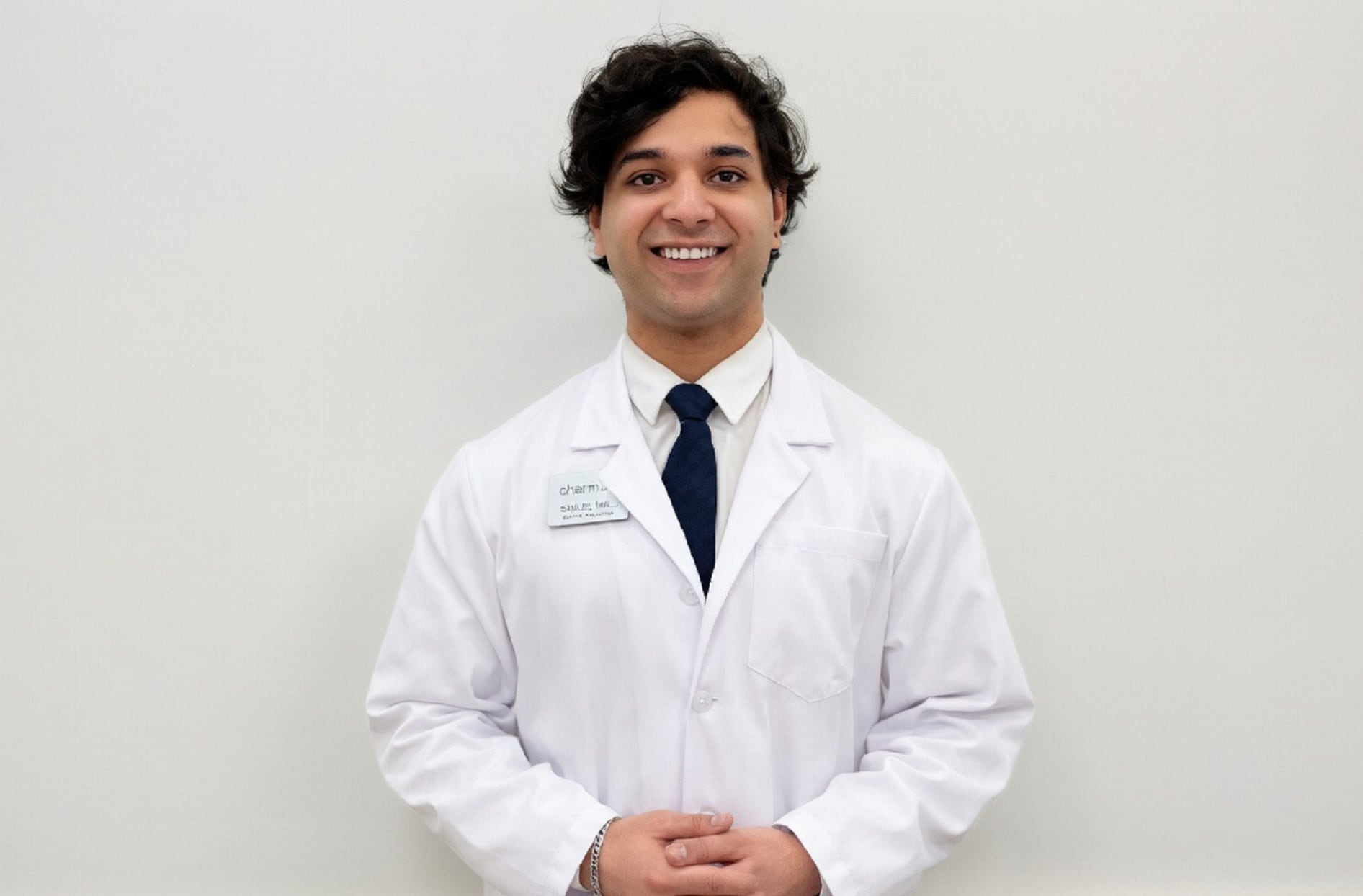  à l’inté Une photo de Samuel posant à l’intérieur de la pharmacie Loblaw. rieur de la pharmacie Loblaw.