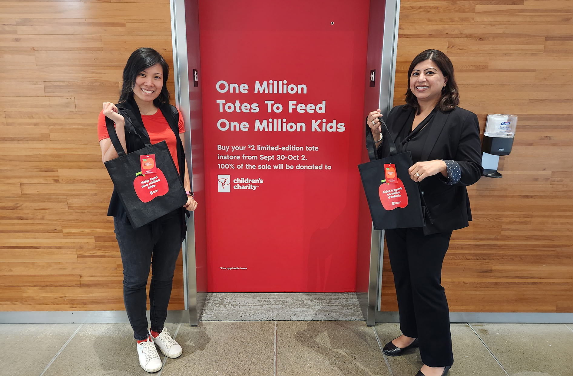 Shahla et Rebecca se tiennent devant un ascenseur au siège social de Loblaw et tiennent les sacs fourre-tout entre leurs mains. 