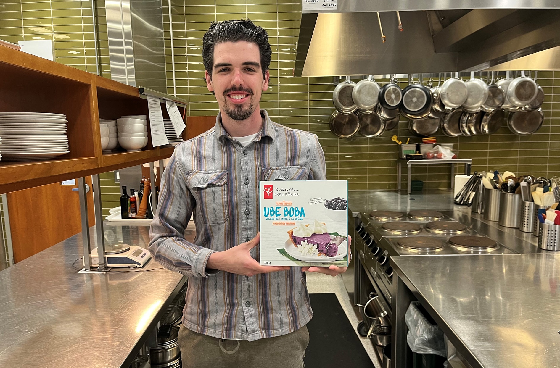 Ryan s’assoit avec le dessert  la Tarte à la crème Ube Boba PCqui figure dans l’édition estivale du journal Trouvailles PC de cette année 