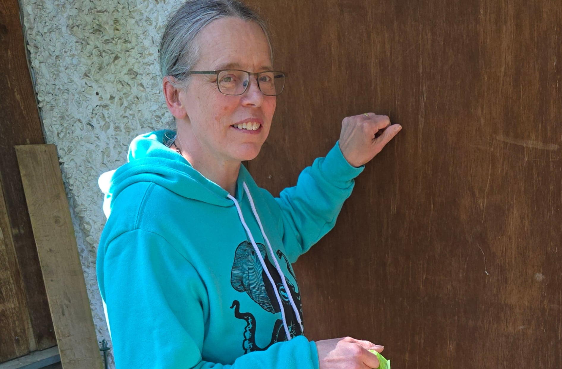 Texte de remplacement : Une photo de Belinda livrant des repas dans le cadre du programme Meals on Wheels