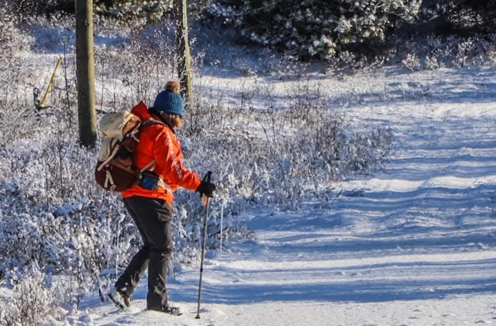 Une photo de Sarah en train de faire de la randonnée dans la neige.