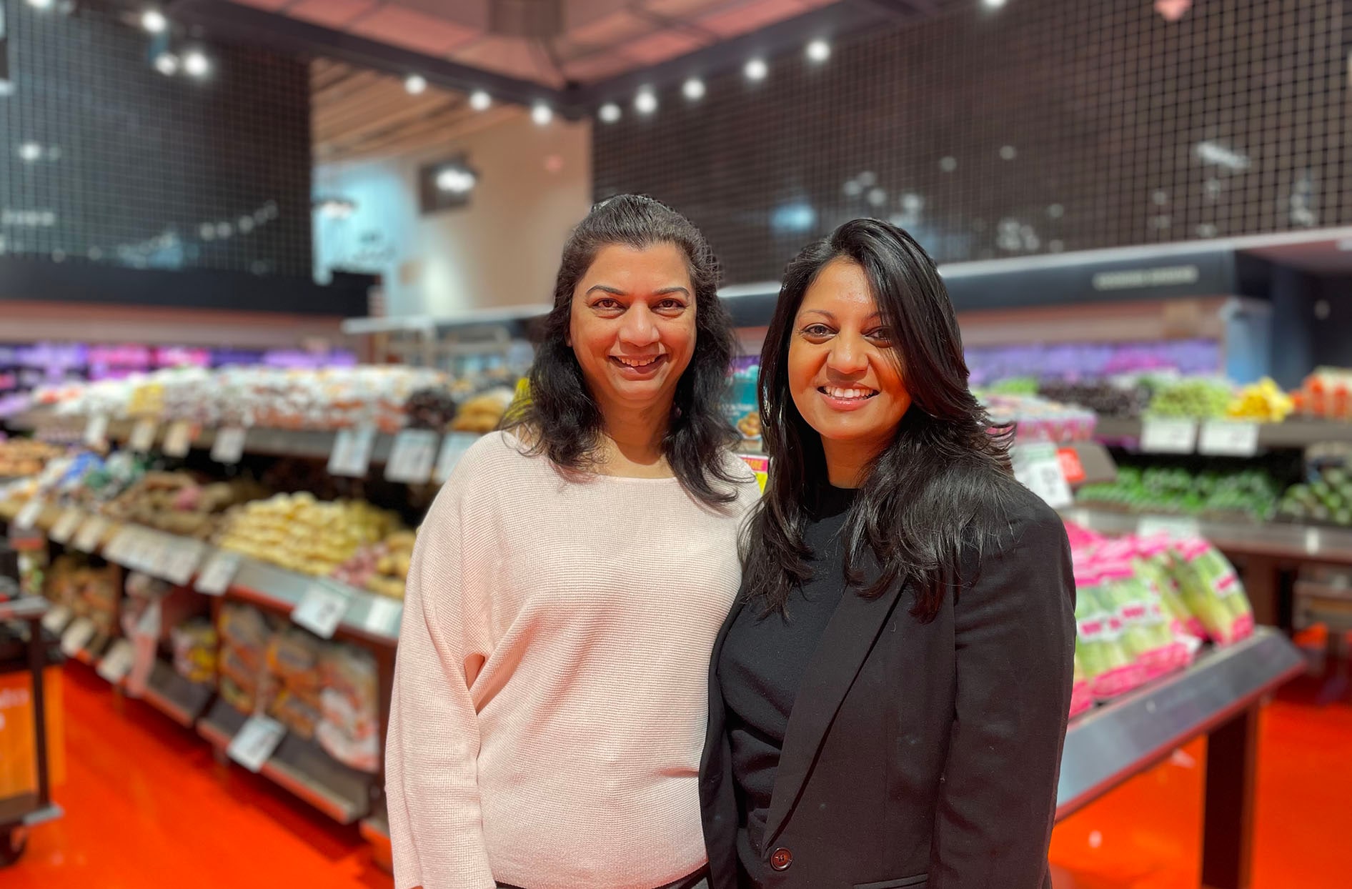 Winnie et Cheryl se tiennent côte à côte et sourient.