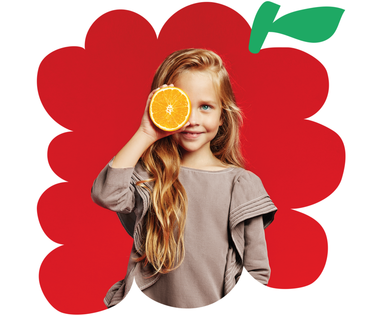 Jeune fille tenant une orange devant son œil
